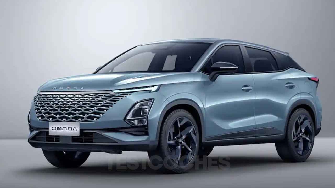 Se muestra un SUV Chery Omoda 5 azul metalizado en un entorno de estudio, ligeramente inclinado desde el frente a la izquierda, resaltando su parrilla moderna y diseño elegante, una incorporación impresionante a la línea de SUV Omoda hasta 2025. - ofertamotor.es