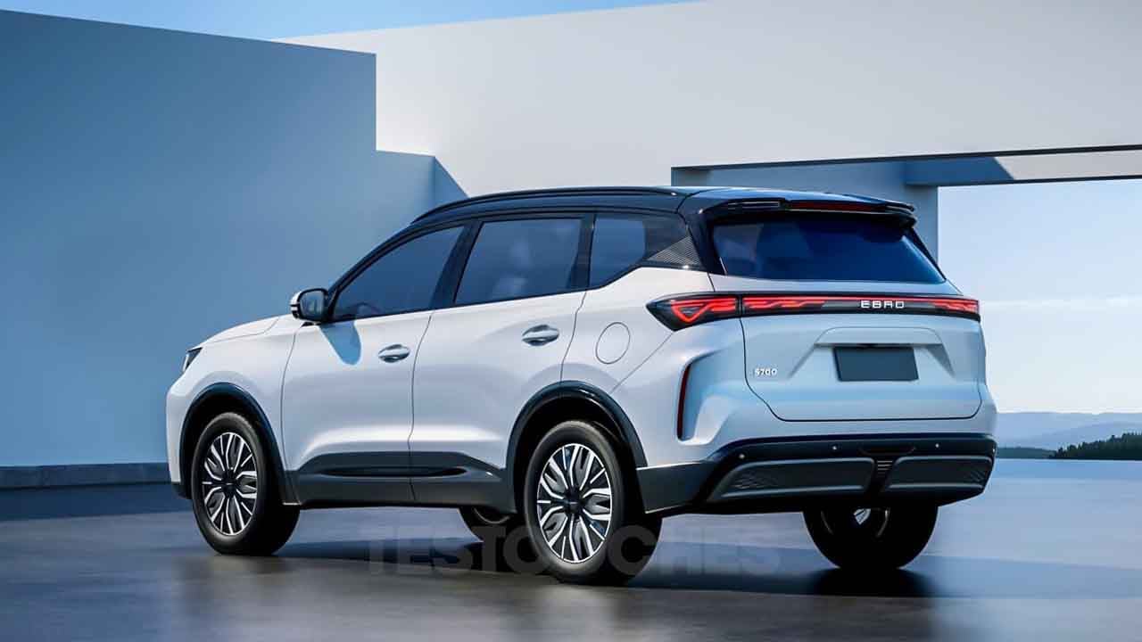Un SUV plateado con ventanas tintadas y un diseño elegante está estacionado al aire libre con un fondo arquitectónico moderno.