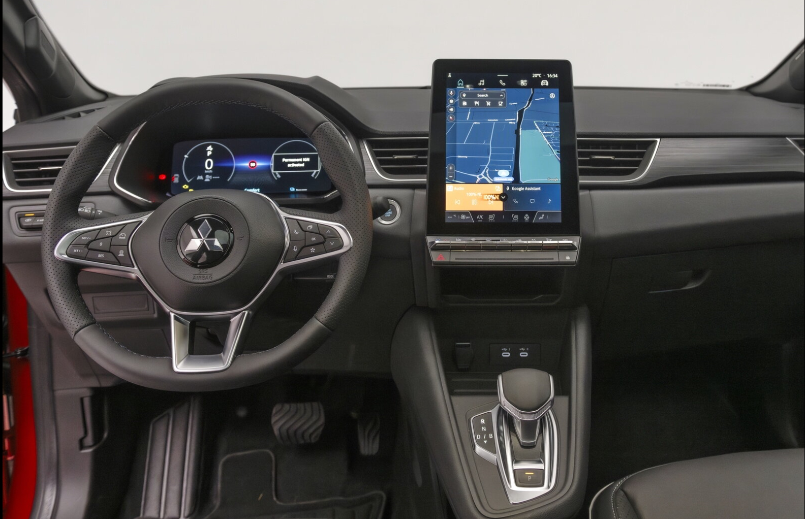 Interior del automóvil que muestra un volante, un tablero digital y una gran pantalla táctil central que muestra la navegación.