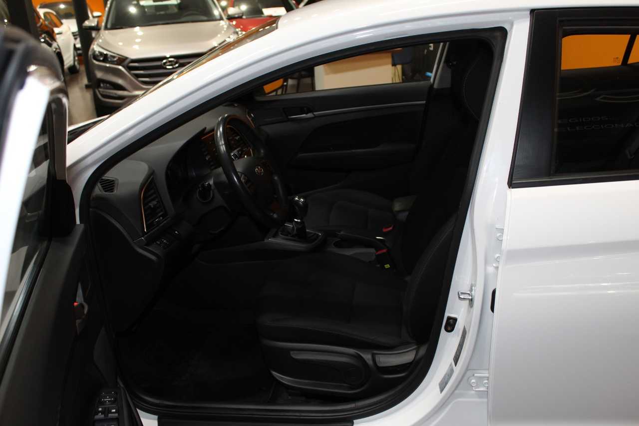 Hyundai Elantra foto 9
