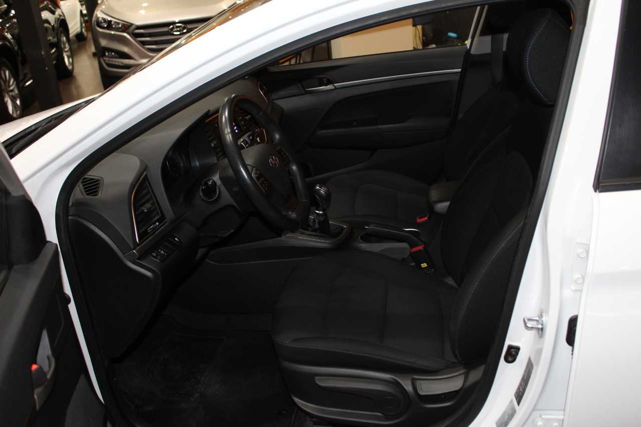 Hyundai Elantra foto 11